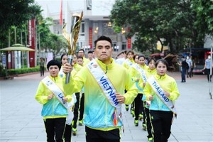 Fencer Vu Thanh An holding the lit torch and other athletes at the SEA Games 31 flame ignition ceremony on May 6. (Photo: VNA)