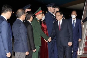 Prime Minister Pham Minh Chinh (right, front) arrived in Washington D.C. on May 11 morning (local time) (Photo: VNA)