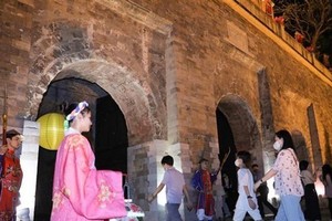 Tourists visit the Thang Long Imperial Citadel (Photo: VNA)