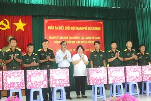 The HCMC Delegation of the 14th and 15th National Assembly (NA) deputies visit and offer gifts to troops stationed on Con Dao Islands.