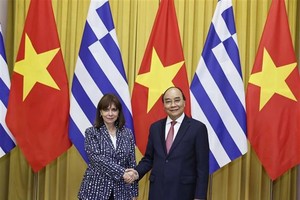 President Nguyen Xuan Phuc (R) and his Greek counterpart Katerina Sakellaropoulou (Photo: VNA)