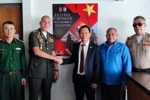 Vietnamese Ambassador to Venezuela Le Viet Duyen (third, right) and UNEFA Rector Pascualino Angiolillo at the launching ceremony (Photo: VNA)