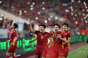 Nham Manh Dung (17) scores the only goal of the match, securing Vietnam's win against Thailand. (Photo: VNA)