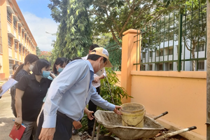 Leaders of the HCMC Department of Health inspect dengue fever prevention and control works in Binh Chanh District.