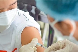 A student is vaccinated against Covid-19. (Photo: VNA)