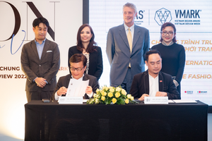Fashion designer Vo Viet Chung (R) and the Vietnam Design Association (VDAS) sign a cooperation agreement on organizing the Fashion Design Voices program.