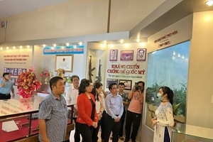 Vice Chairman of the HCMC People’s Committee Phan Thi Thang attends the new tour visiting Tan Phu District's tourist attractions.