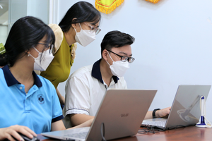 Students of HCMC fulfill the application form for the 10th grade entrance exam. (Photo : SGGP)