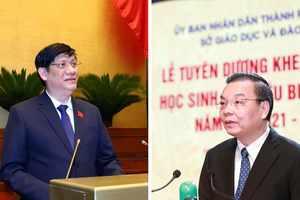 Chu Ngoc Anh, Chairman of the Hanoi People’s Committee (right), and Nguyen Thanh Long, Health Minister (Photo: VNA)