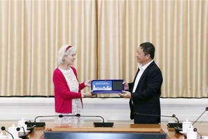 Vice Chairman of the HCMC People’s Committee Duong Anh Duc hosts a reception for International Labor Organization (ILO) country director Ingrid Christensen on June 6. (Photo: VNA)