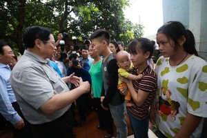 Prime Minister Pham Minh Chinh (L) sends words of encouragement to the couple.