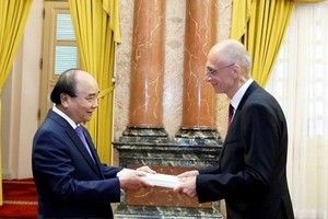 President Nguyen Xuan Phuc (left) and Croatian Ambassador Ivan Velimir Starcevic. (Photo: VNA)