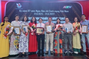 Sai Gon Giai Phong Newspaper's reporters receive awards. (Photo: SGGP)