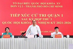 State President Nguyen Xuan Phuc meets voters in HCMC’s District 1