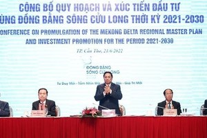 Prime Minister Pham Minh Chinh (C) chairs the conference to announce the Master Plan and  investment promotion program for the Mekong Delta (Photo: VNA) 