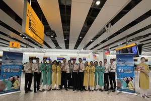 Crewmembers of Vietnam Airlines Flight VN56 before departing from London to Hanoi (Photo: VNA)