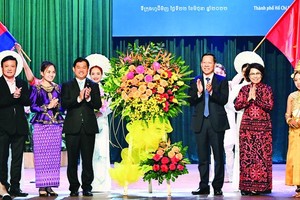 Chairman of the municipal People’s Committee, Phan Van Mai (2nd, R) attends the 55th anniversary of bilateral diplomatic ties between Vietnam and Cambodia. (Photo: SGGP)
