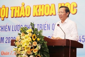 Chairman of the HCMC People’s Committee, Phan Van Mai speaks at the seminar.