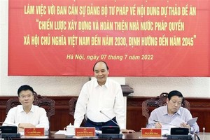 President Nguyen Xuan Phuc (middle) addresses the meeting. (Photo: VNA)