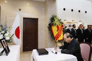 President Nguyen Xuan Phuc wrote in the condolence book for late Japanese Prime Minister Shinzo Abe at the Japanese Embassy in Vietnam. (Photo: VNA)