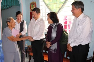 ice Chairman of the HCMC People’s Committee Duong Anh Duc (3rd, R) visits Ms. Duong Thi De (L).