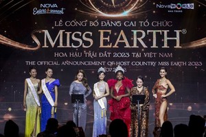 Head of the organization board of Miss Ethnic Vietnam 2022, Truong Ngoc Anh (3rd, L) and Ms. Lorraine Esperidion Schuck (2nd, R) sign an agreement on organizing Miss Earth 2023 in Vietnam.