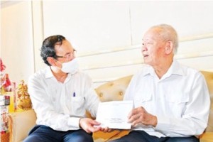 Secretary of the municipal Party Committee Nguyen Van Nen visits  "Hero of the People's Armed Forces" Nguyen Van Duc.