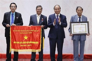 President Nguyen Xuan Phuc (second from right) awards title of Hero of the People's Armed Forces during the anti-American resistance war to the Civil Medicine Division of Zone 5 (Photo: VNA) 
