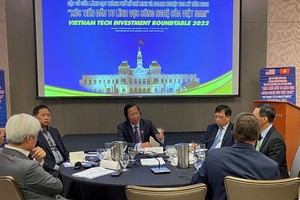 Chairman of the HCMC People’s Committee Phan Van Mai (C) speaks at the meeting.