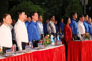 Vo Van Thuong, Permanent member of the Party Central Committee's Secretariat (3rd, L); Truong Thi Mai, member of the Politburo, Secretary of the Party Central Committee, Head of the Party Central Committee's Commission for Organization (4th, L) along with