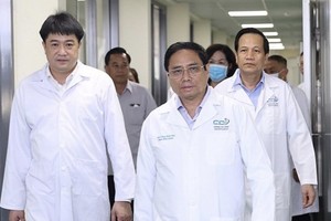 Prime Minister Pham Minh Chinh visits the Institute of Biotechnology at the Vietnam Academy of Science and Technology. (Photo: VNA)