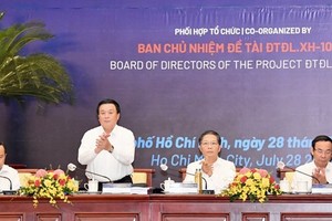 Chairpersons of the conference titled “The country’s guidelines and policies of industrialization and modernization to 2030, with a vision to 2045” which is held in HCMC on July 28.