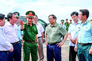 Prime Minister Pham Minh Chinh inspects the contruction project of terminal T3 at Tan Son Nhat International Airport. (Photo: VNA)