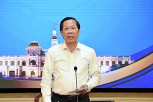 Chairman of the HCMC People’s Committee Phan Van Mai speaks at the meeting.