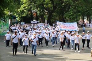 Over 5,000 people walk for AO victims in HCMC (Photo: VNA) 