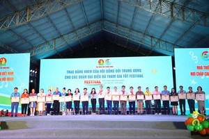 Delegations of children's houses nationwide receive certificates of merit.