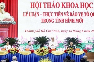 President Nguyen Xuan Phuc (standing) addresses the event. (Photo: VNA)