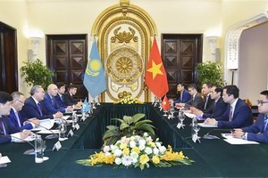 At the talks between Vietnamese Minister of Foreign Affairs Bui Thanh Son, and Deputy Prime Minister and Minister of Foreign Affairs of Kazakhstan Mukhtar Tileuberdi (Photo: VNA)
