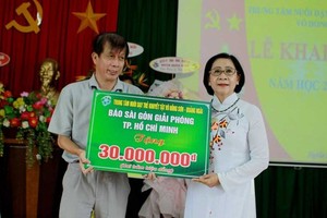 The Sai Gon Giai Phong Newspaper donates VND30 million to the center.