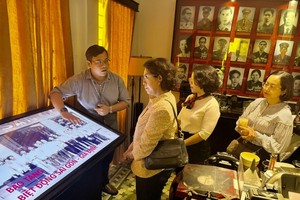 Secretary of the Party Committee of District 1 To Thi Bich Chau (R) visits a historical place in the “Biet Dong Sai Gon” (Sai Gon Rangers) tour.