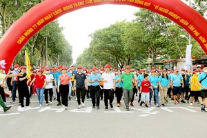 A charity walk which was held by the People’s Committee of Tan Phu District in Ho Chi Minh City on August 21 collected around VND4.5 billion (US$193,000) for the poor.