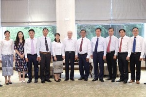 Leaders of Ho Chi Minh City (HCMC) receive a delegation of representatives from the Alunmay Magazine.