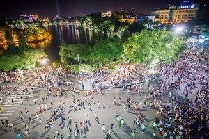 Pedestrian street around Hoan Kiem lake chosen to host several activities of Vietnam Festival of Creativity & Design 2022 (Photo: VNA)