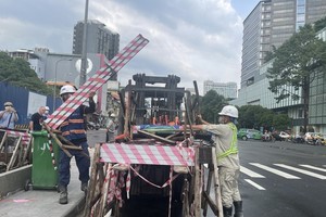 Workers remove barriers on Le Loi Street. ​