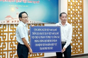 The HCMC Committee for Overseas Vietnamese Affairs hands over medical supplies to Thu Duc City General Hospital.