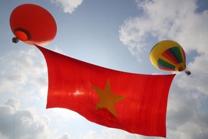 The event includes performances of eight colorful hot air balloons carrying a 1,800sq.m national flag flying high in the sky over the city.