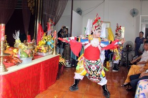 The Ho Chi Minh City Stage Artists Association organizes a celebration to mark its traditional day (the 11th day of the eighth lunar month) and Vietnam Stage Day .