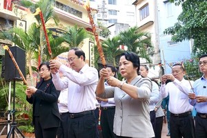 Vice Secretary of the HCMC Party Committee Nguyen Ho Hai and leaders of the city offer incense to  Grand Lord Hung Dao.