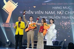 Thanh Son (2nd, L) and Kha Ngan (2nd, R) are honored with the titles of “Best Actor” and “Best Actress”.