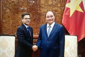 President Nguyen Xuan Phuc (R) receives Indian Ambassador Pranay Verma at the meeting in Hanoi on September 20 (Photo: SGGP)